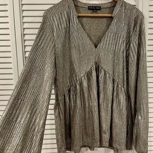 Gorgeous peplum silver/dark gray blend top